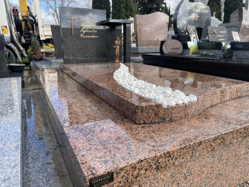 Monument avec vierge Cintegabelle 