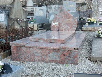 Monument funéraire en granit avec des colombes en gravure