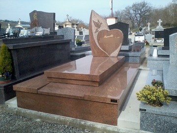 Réalisation d'un monument funéraire en granit avec gravure oiseau