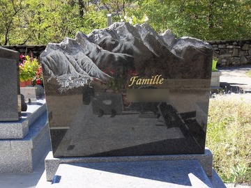 Monument funéraire en granit avec gravure montagne