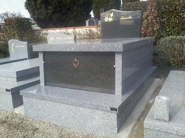 Monument funéraire en granit avec gravure dorée