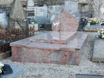 Monument funéraire en granit avec des colombes en gravure