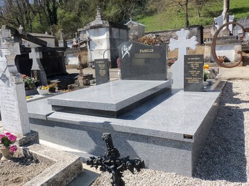 Monument funéraire en granit avec une gravure nature